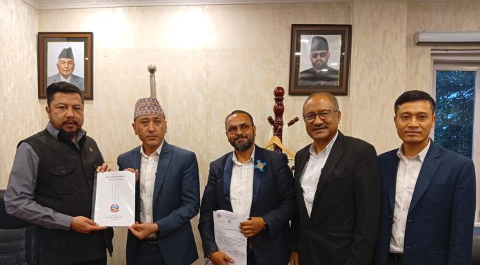 ऊर्जामन्त्री श्रेष्ठ समक्ष जलविद्युत् आयोजनाको अनुमति समीक्षा प्रतिवेदन पेस