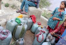 मुगुको सोरु गाउँपालिकामा खानेपानीको चरम संकट, रातभर लाइन बसेर धमिलो पानी भर्न बाध्य स्थानीय