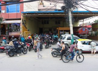 पेट्रोल पम्पहरुमा भीड (तस्विरहरु)