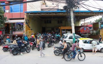 पेट्रोल पम्पहरुमा भीड (तस्विरहरु)