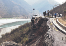 अविरल वर्षा र पहिरोले देशका प्रमुख राजमार्गहरू अवरुद्ध